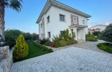 Girne Alsancak’ta Satılık 5+1 Ultura Lüks Havuzlu Villa