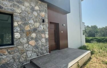 Girne Çatalköy’de Modern Mimariye Sahip Geniş 3+1 Villa