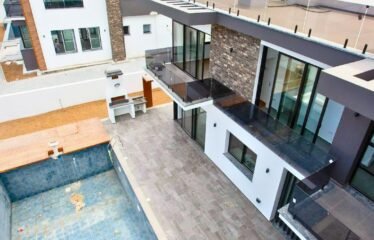 Zeytinlik’de Göz Kamaştırıcı Modern Mimariye Sahip Havuzlu Villa